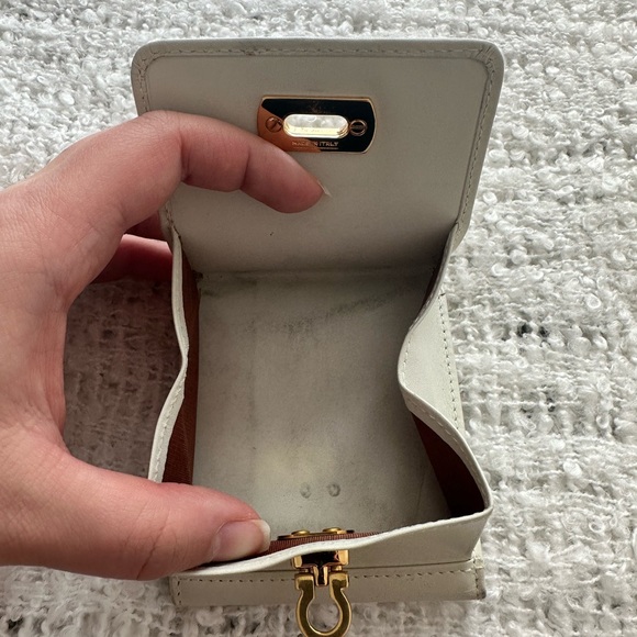 Authentic Ferragamo white bifold - Picture 6 of 10